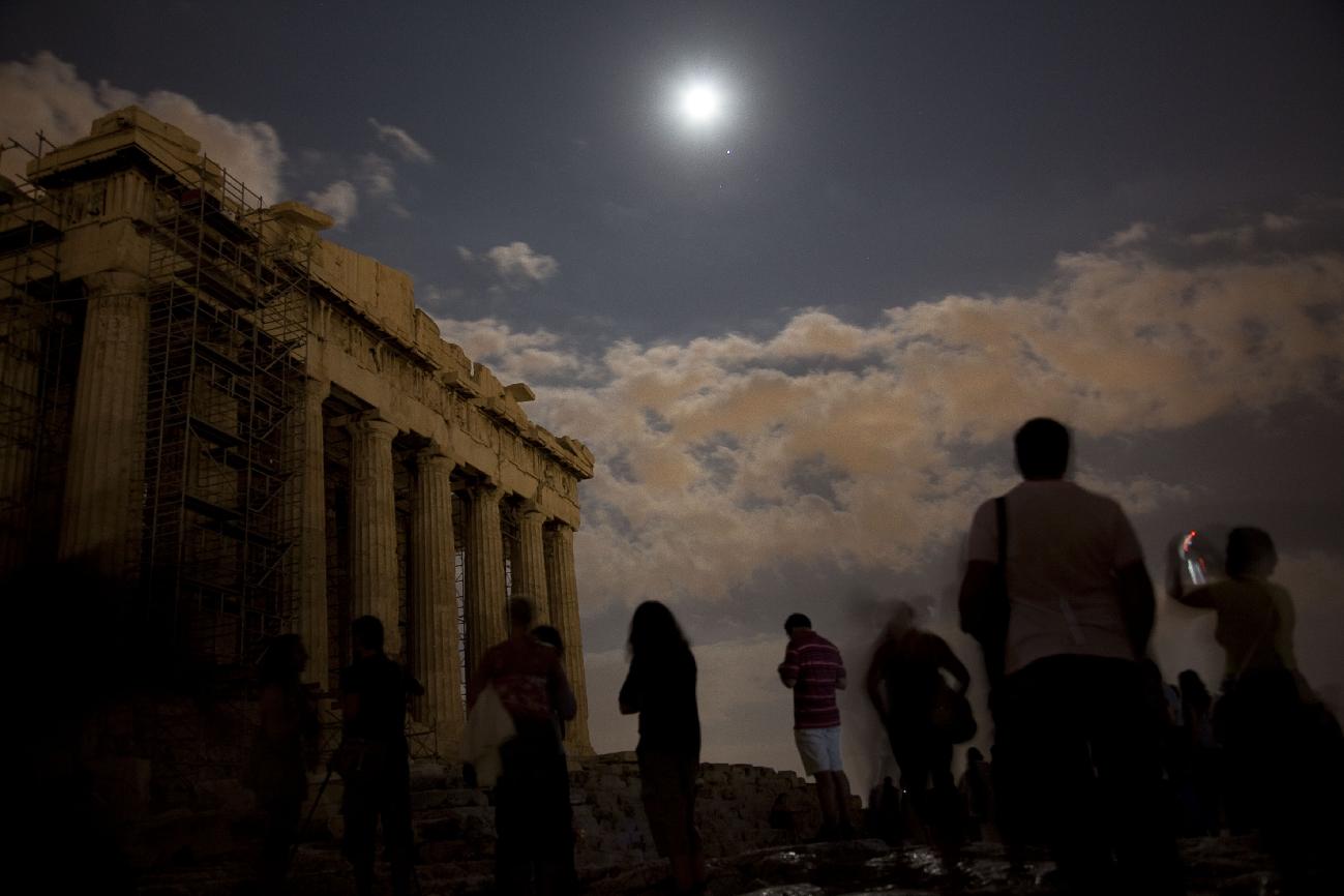 Έχει πανσέληνο απόψε κι είν’ ωραία