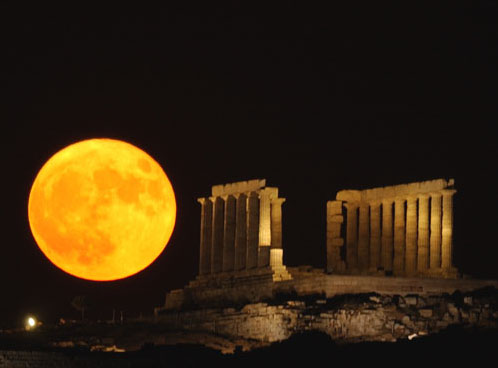 Κοσμοσυρροή για τη μεγαλύτερη πανσέληνο