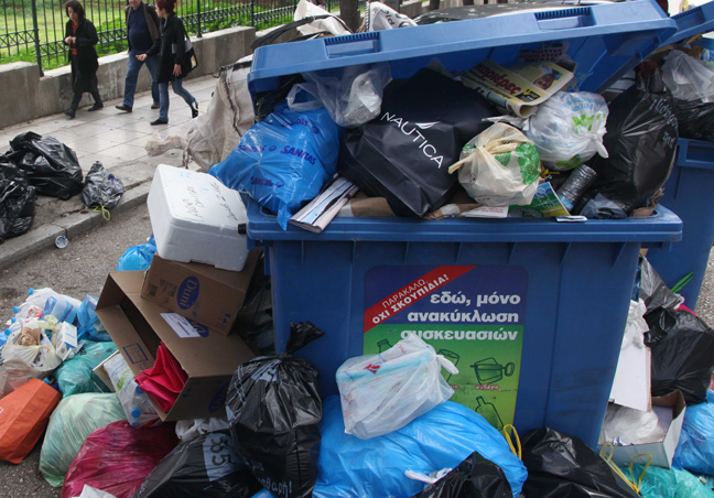Ξεχείλισαν οι κάδοι ανακύκλωσης στη Θεσσαλονίκη