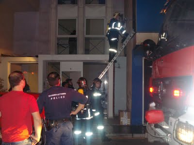 Στις φλόγες τυλίχτηκε αποθήκη χαρτικών