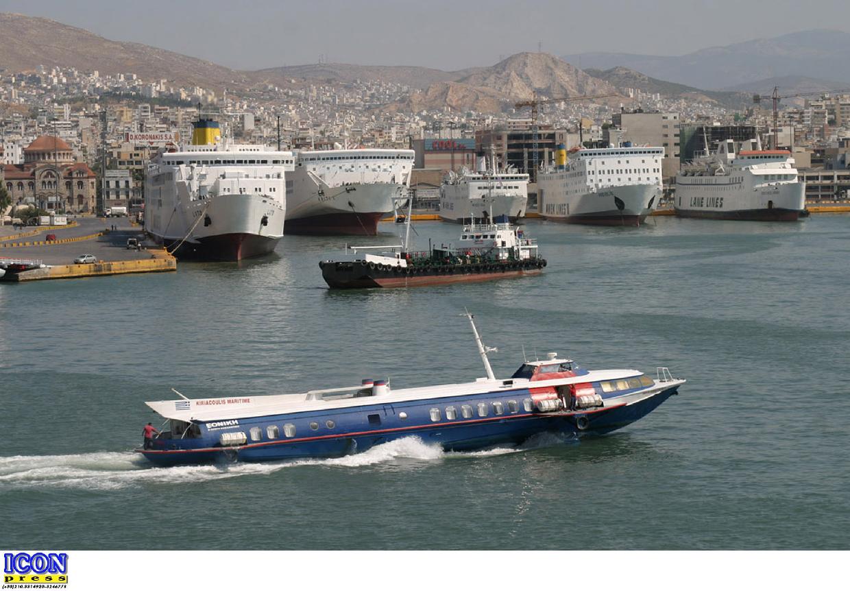 Μηχανική βλάβη σε ιπτάμενο δελφίνι έξω από το λιμάνι της Αίγινας