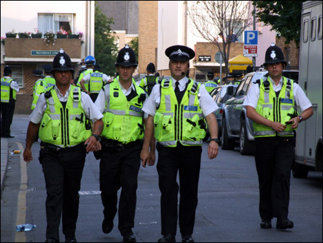Συνεχίζεται το «κύμα» συλλήψεων στη Βρετανία