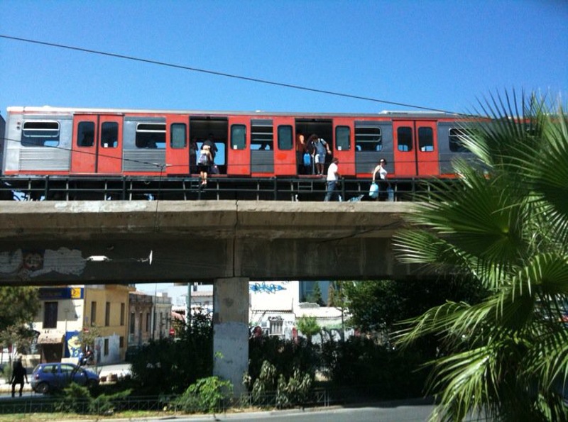 Έπεσε στις γραμμές του ηλεκτρικού