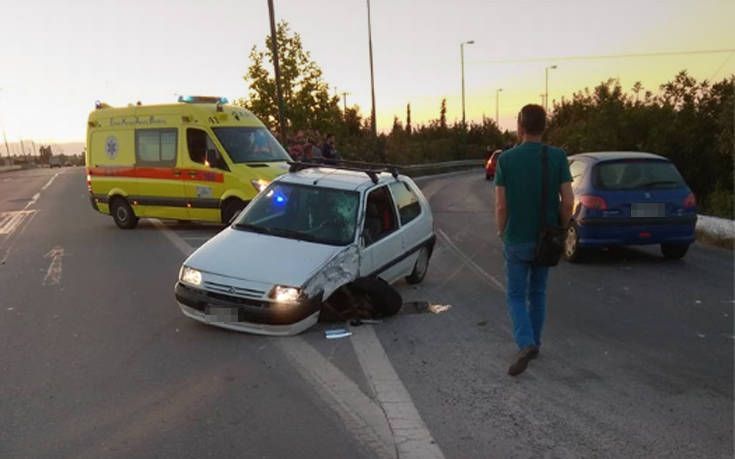 Αυτοκίνητο βγήκε ανάποδα στην εθνική οδό και χτύπησε μηχανή