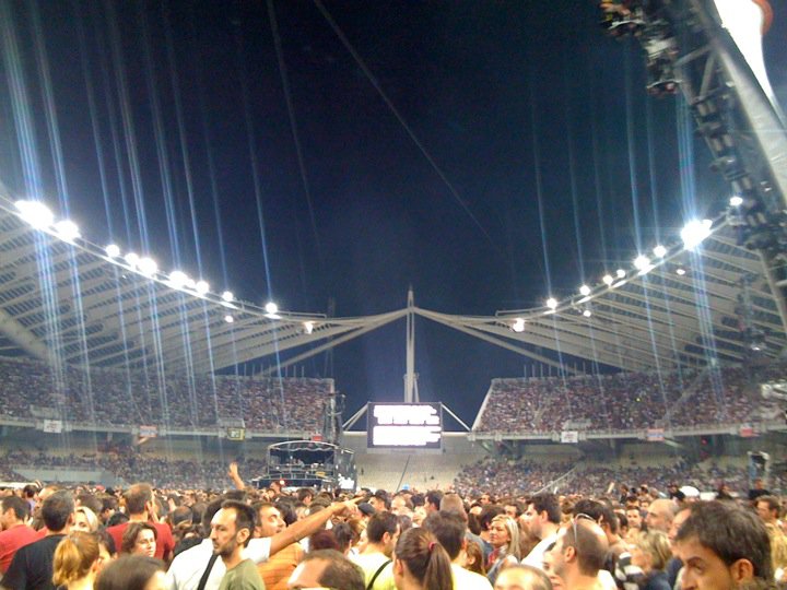 Συνωστισμός χιλιάδων θαυμαστών των U2 στην αρένα