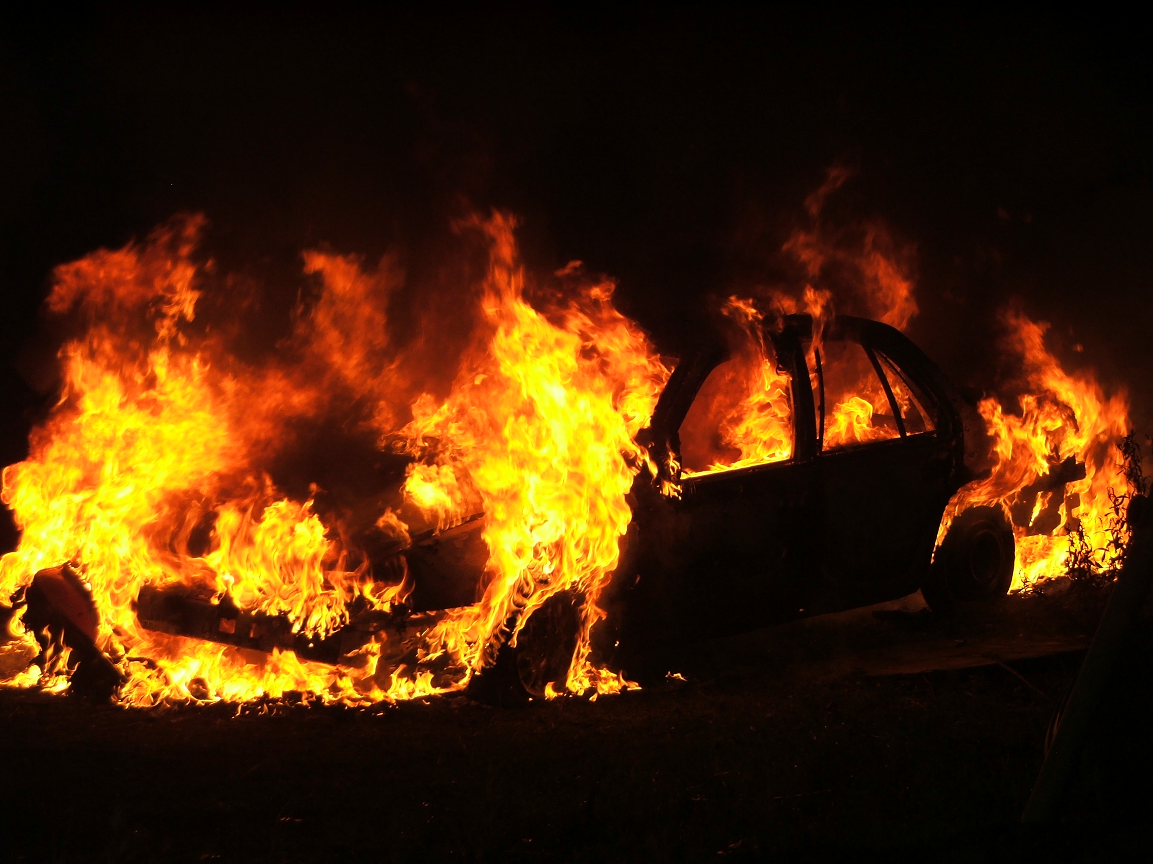 Στις φλόγες τυλίχτηκε αυτοκίνητο στο Κολωνό