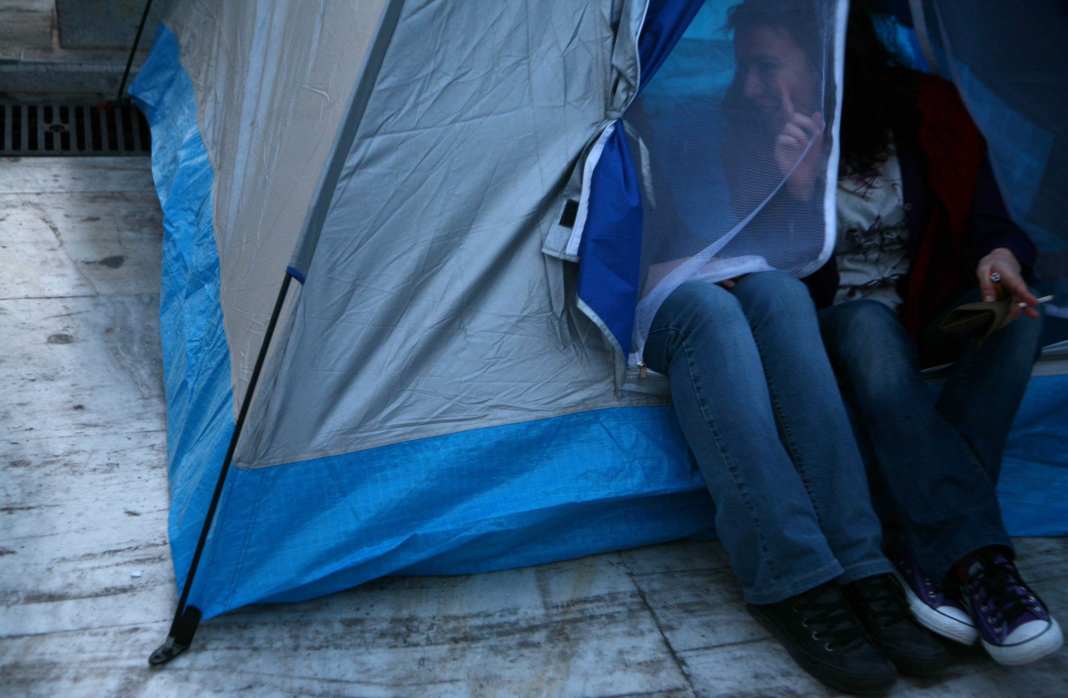 «Κατασκήνωσαν» στα Προπύλαια Ιρανοί πρόσφυγες