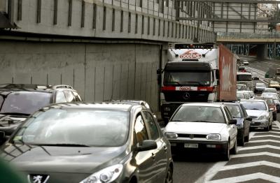 Προβλήματα στην Αττική οδό μετά από φωτιά σε λεωφορείο