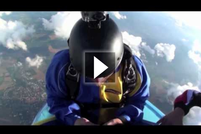 Λύνει τον κύβο του Ρούμπικ κάνοντας skydiving