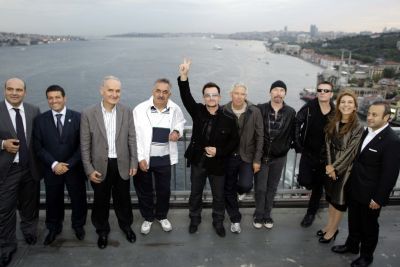 Οι U2 «ποζάρουν» στο Βόσπορο