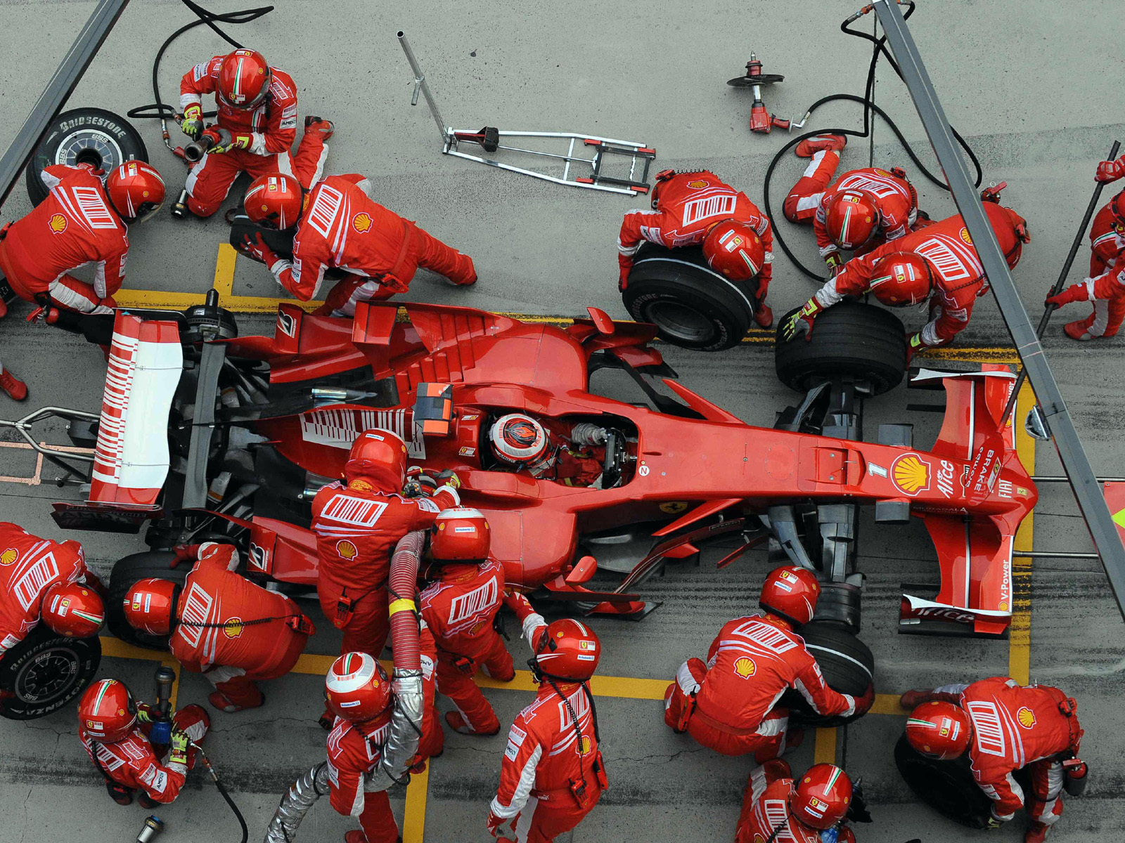 «Καρφιά» Ferrari για την τιμωρία σε Mercedes