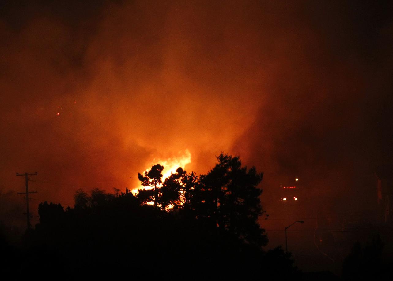 Μαίνεται η τεράστια πυρκαγιά στην Καλιφόρνια