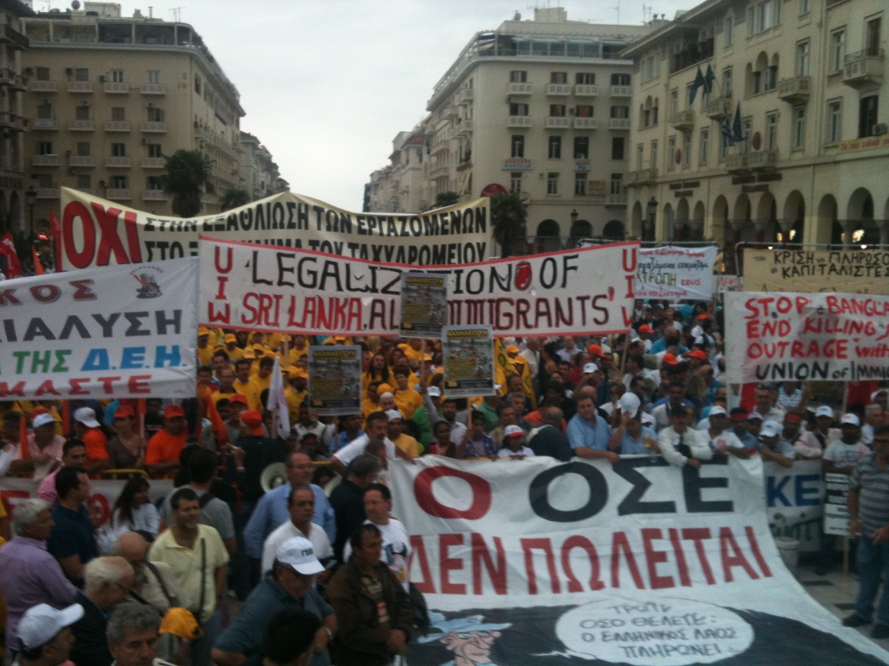Ξεκίνησε η πορεία&#8230; ξεκίνησε και η βροχή