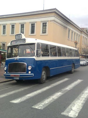 Τι κάνει ένα λεωφορείο του 1957 στο κέντρο της πόλης;