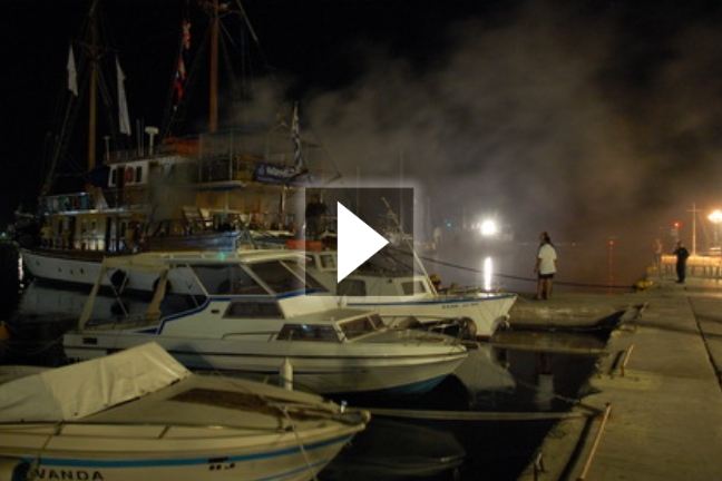 Στις φλόγες σκάφος στην Αίγινα
