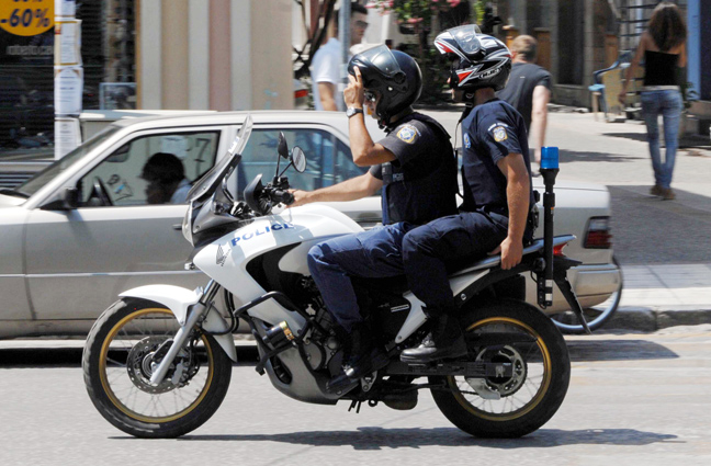 Κυνήγησε τους γονείς του με τσεκούρι