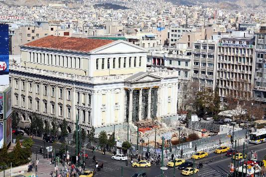 Φορτηγά στο Δημοτικό Θέατρο του Πειραιά