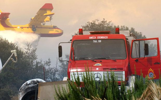 Μάχη με τις φλόγες δίνουν οι πυροσβέστες στον Έβρο