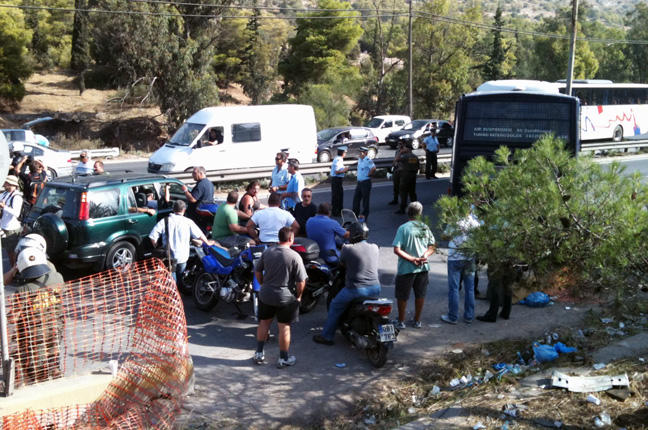 Στις θέσεις τους ακόμα τα φορτηγά