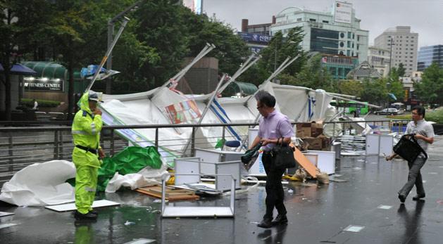 Τουλάχιστον δέκα νεκροί από τον τυφώνα Καρλ