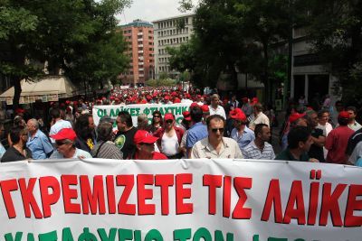 Με τα προϊόντα τους έξω από το υπουργείο Οικονομικών