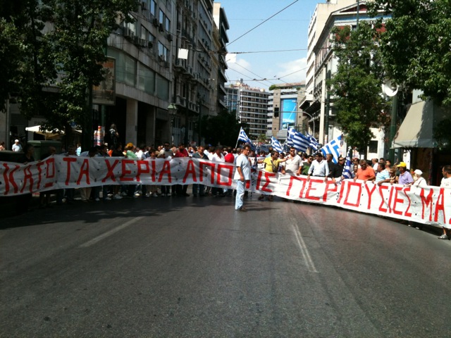 Σε εξέλιξη η πορεία προς τη Βουλή