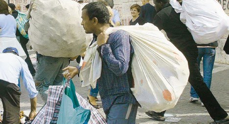 Πλανόδιος τραυμάτισε δημοτικό αστυνόμο