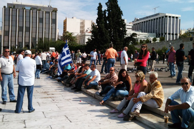 Καθιστική διαμαρτυρία αυτήν την ώρα στη Βουλή