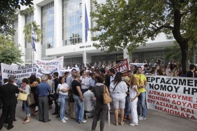 «Θέλουν να πετάξουν δεκάδες χιλιάδες εργαζόμενους στα αζήτητα»