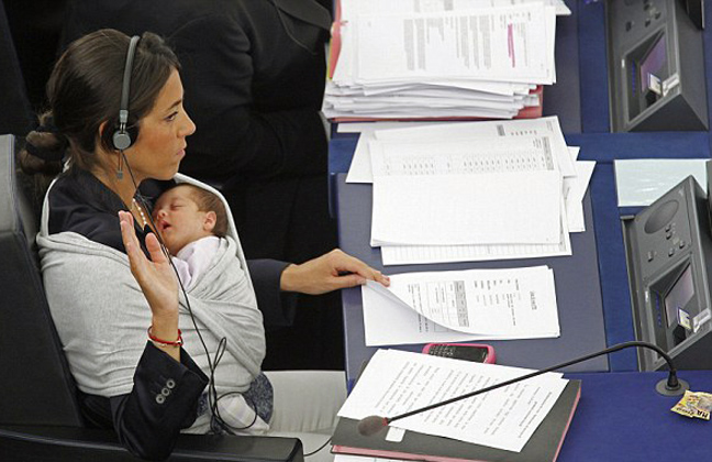 Με το μωρό της στο Ευρωκοινοβούλιο!