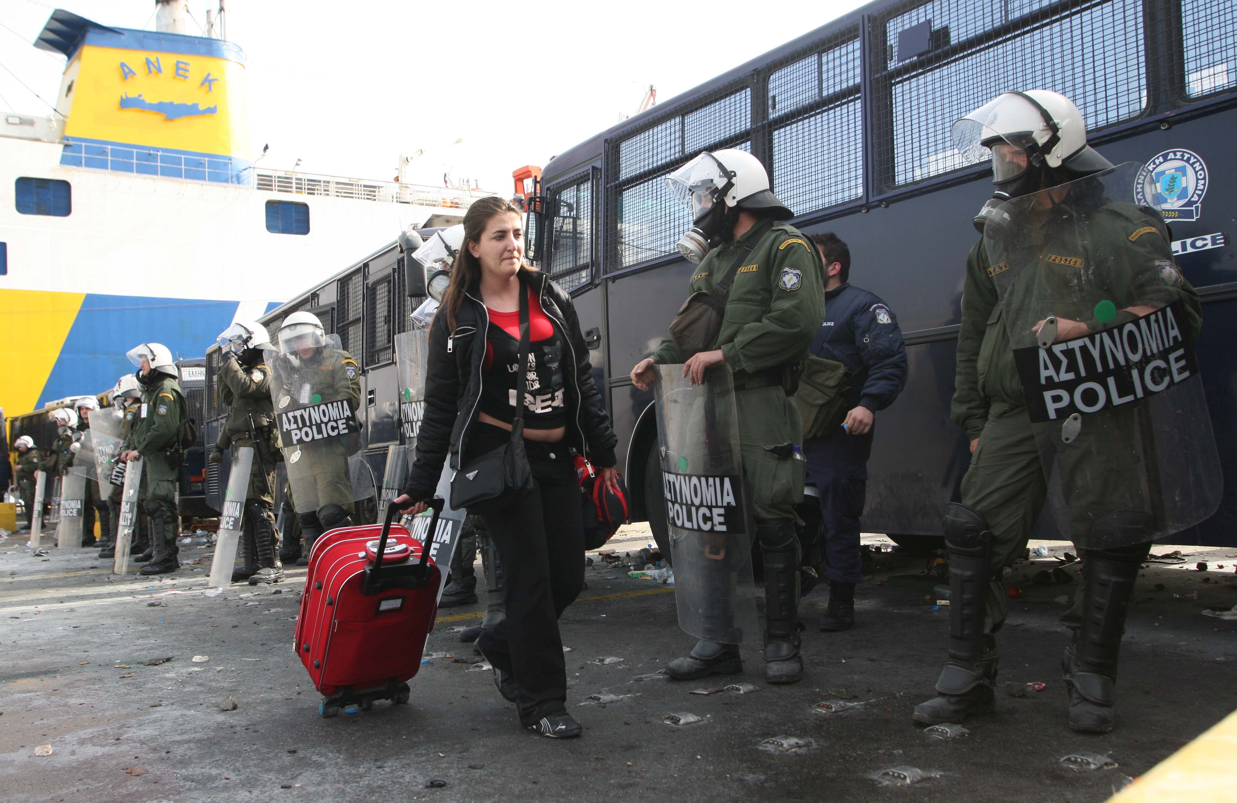 Ενισχύονται οι δυνάμεις των ΜΑΤ στον Πειραιά