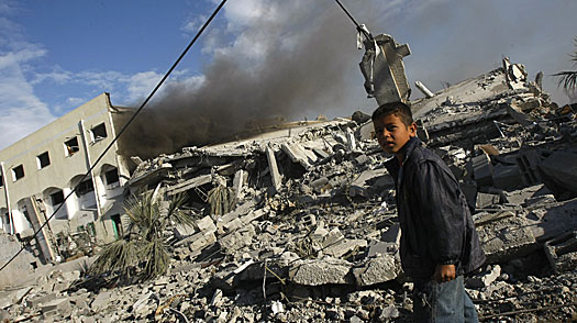 Μαχητές εκτοξεύουν δεκάδες ρουκέτες από τη Γάζα