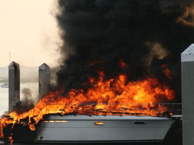Πυρκαγιά σε σκάφος στη Σαλαμίνα