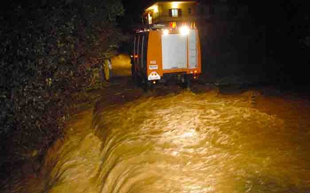 Οδηγός παρασύρθηκε από χείμαρρο