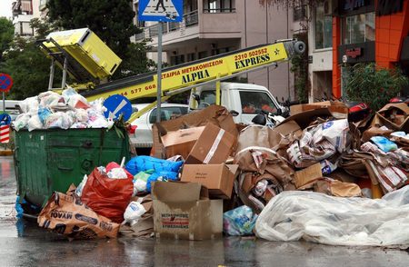 Η Θεσσαλονίκη βουλιάζει από τα «σκουπίδια»