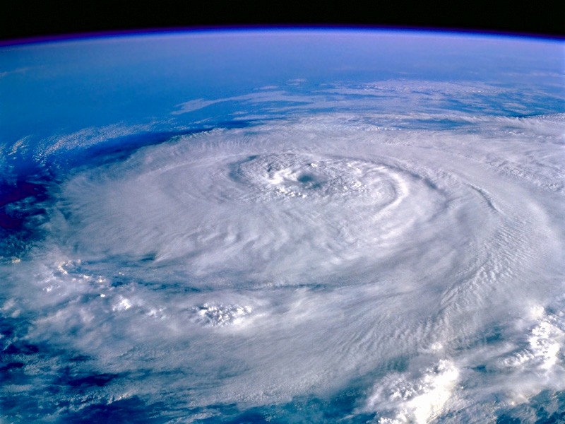 Ο κυκλώνας Γιάσι «τρέχει» με 300 χιλιόμετρα την ώρα