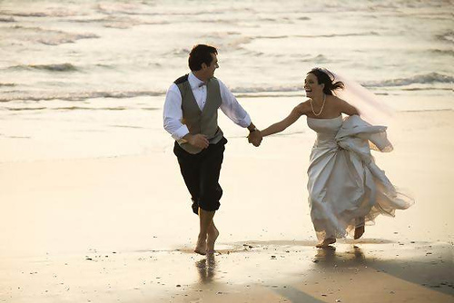 Πώς να οργανώσετε έναν οικονομικό γάμο στην παραλία