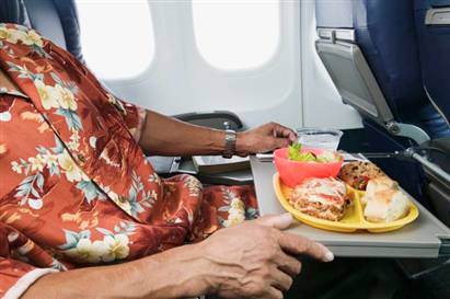 Λύθηκε το μυστήριο του άνοστου φαγητού στις πτήσεις