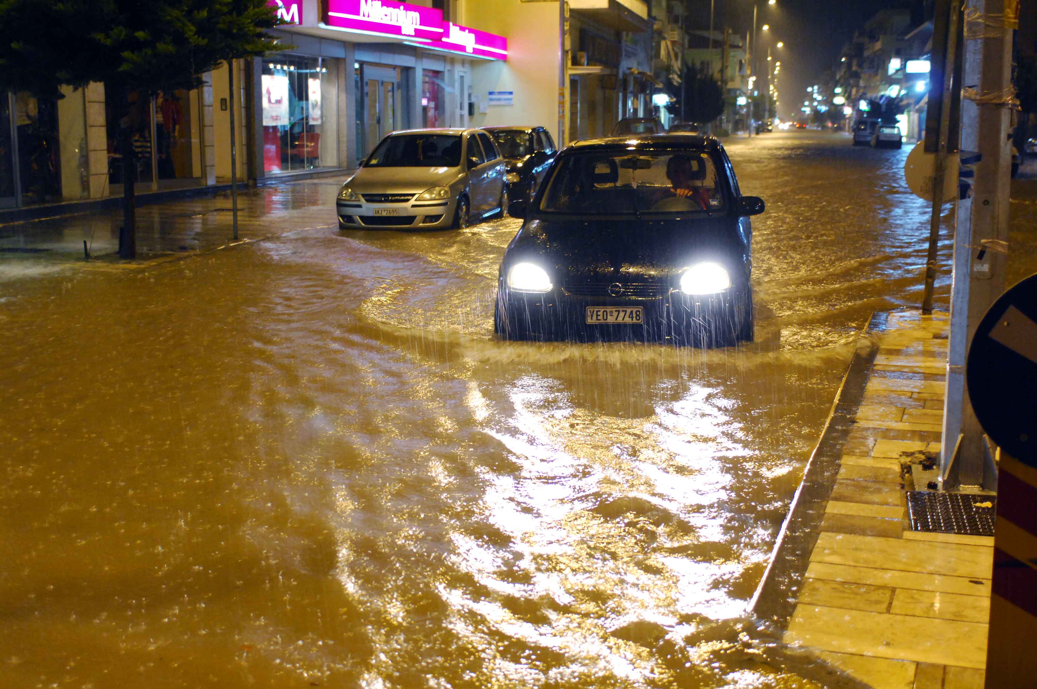 Πλημμύρισαν σπίτια και καταστήματα στην Πάτρα