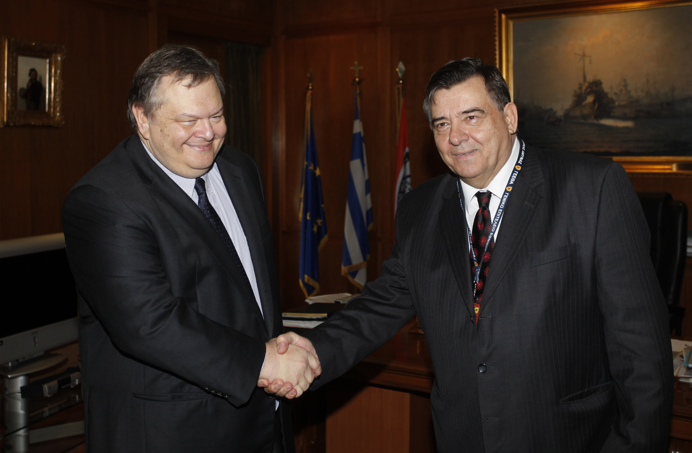 Σκοπεύει να τον εντάξει και αυτόν στη… κεντροδεξιά;