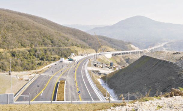 Προχωρούν 10 μεγάλα έργα σε όλη τη χώρα