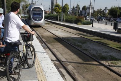 Ένα «πράσινο κύμα» ανοίγει το δρόμο στο τραμ