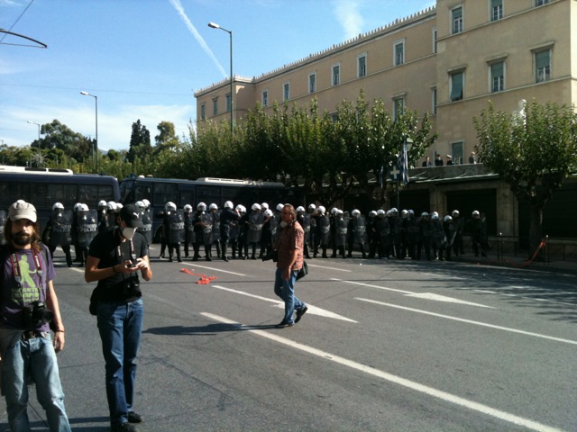 Πέφτει ξύλο έξω από τη Βουλή