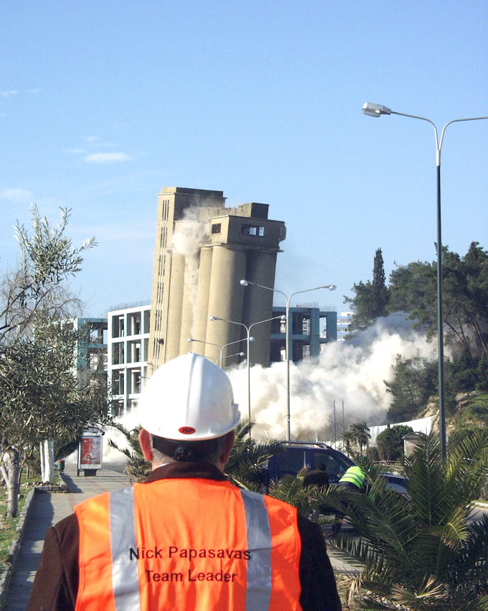 Κατεδάφιση κτιρίου μ&#8217; ελεγχόμενη έκρηξη