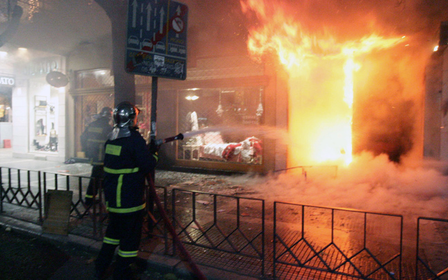 Στις φλόγες κατάστημα στο Παγκράτι