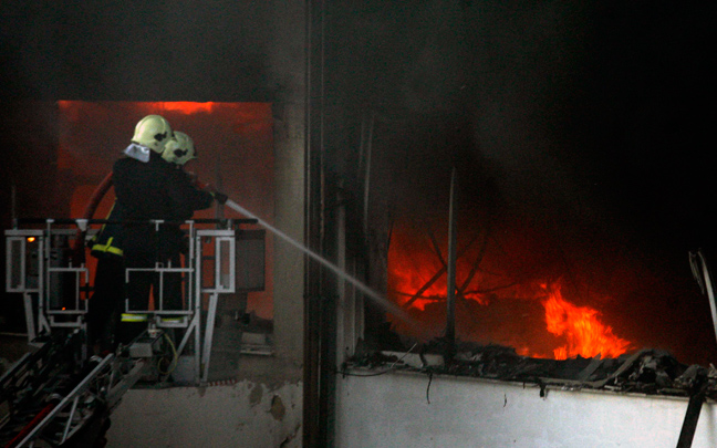 Κάηκε ολοσχερώς κατάστημα στο κέντρο της Αθήνας