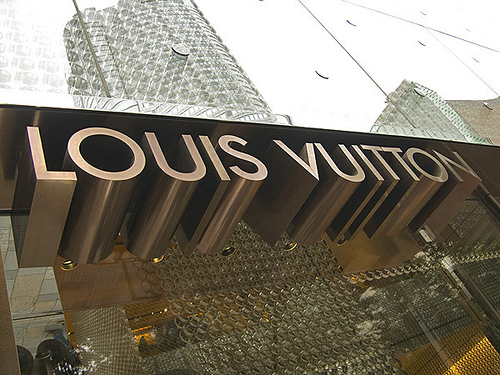 Ο κύριος «Louis Vuitton» τρέχει να γλιτώσει από τους φόρους