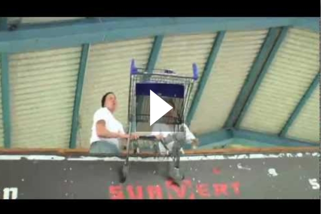 Καλάθι του supermarket αντί για skateboard