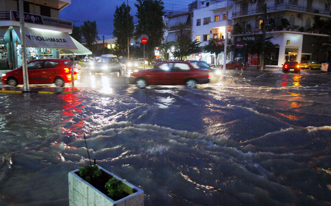 Ποτάμι έγιναν οι δρόμοι στην Κοζάνη