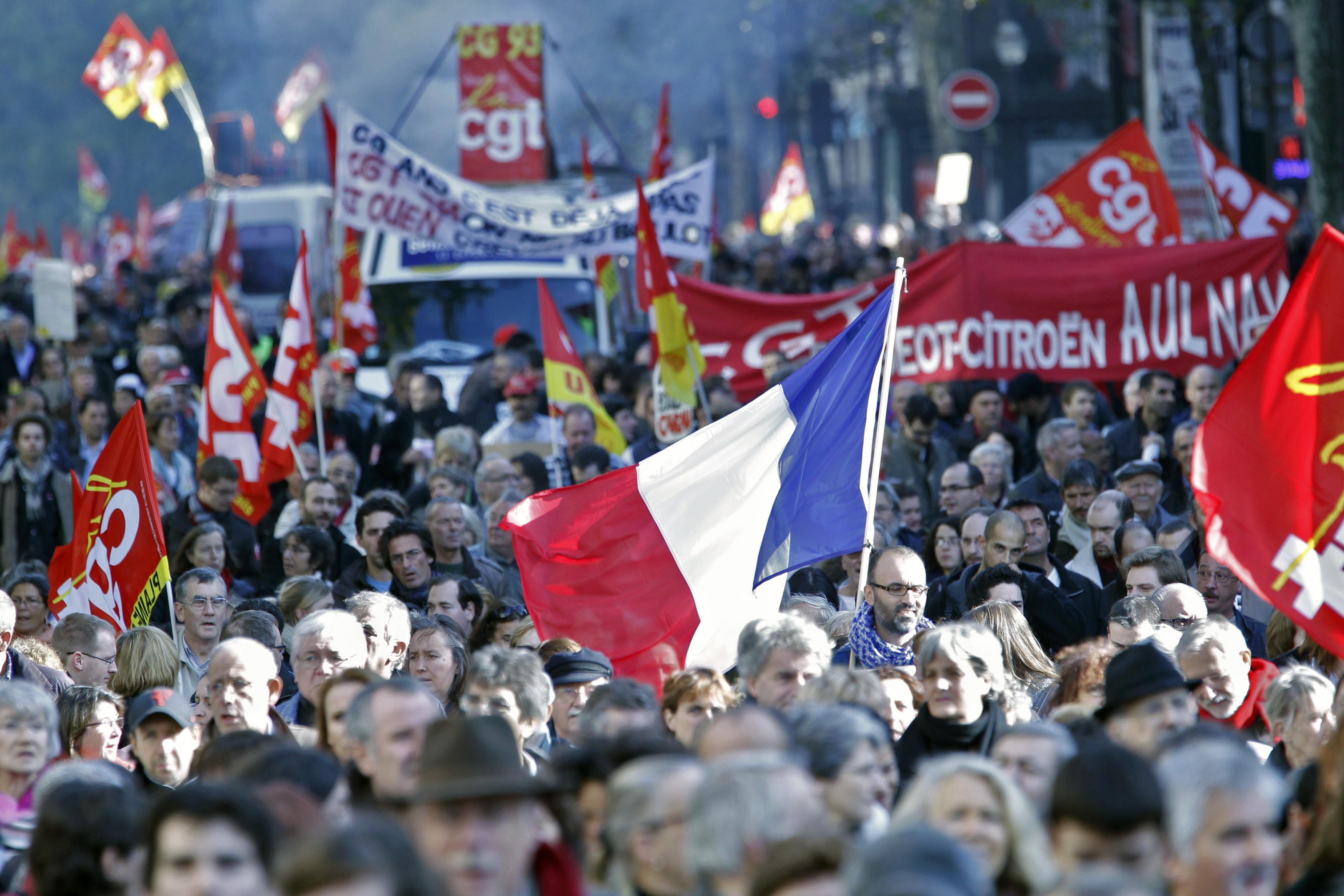 Σχεδόν δύο φορές λιγότεροι οι διαδηλωτές στο Παρίσι
